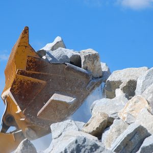 大島石のグリ石をすくい上げるタイヤショベル