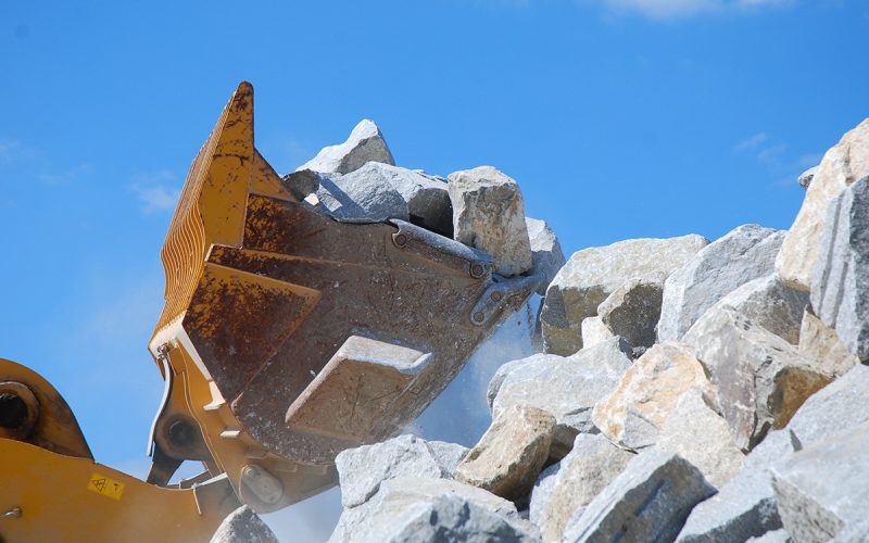 大島石のグリ石をすくい上げるタイヤショベル